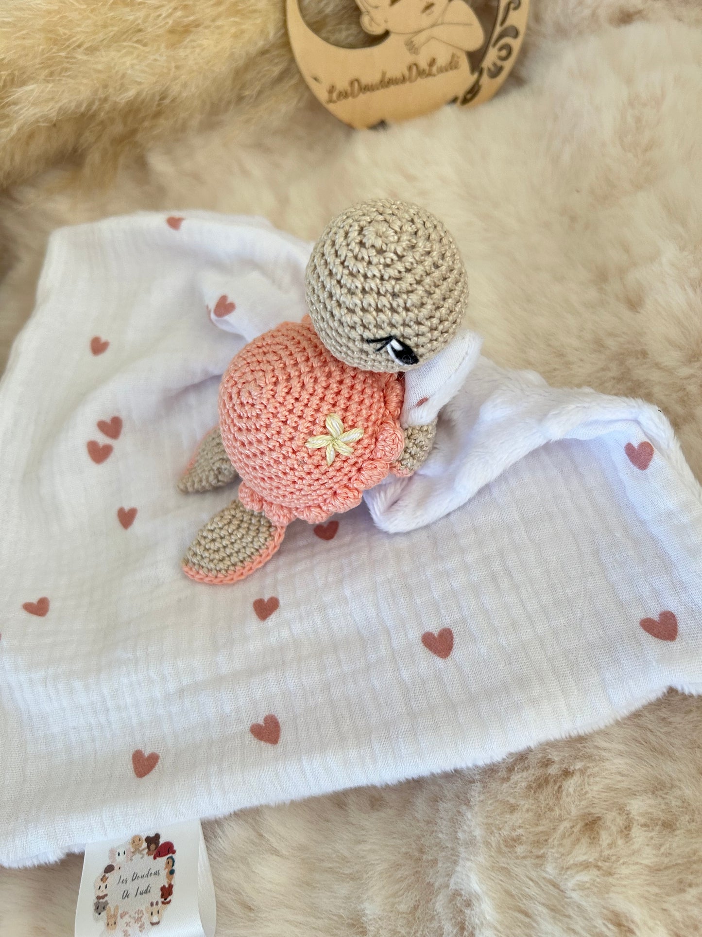 Lily La Tortue Rose Saumon-Sable Tissu petit cœur