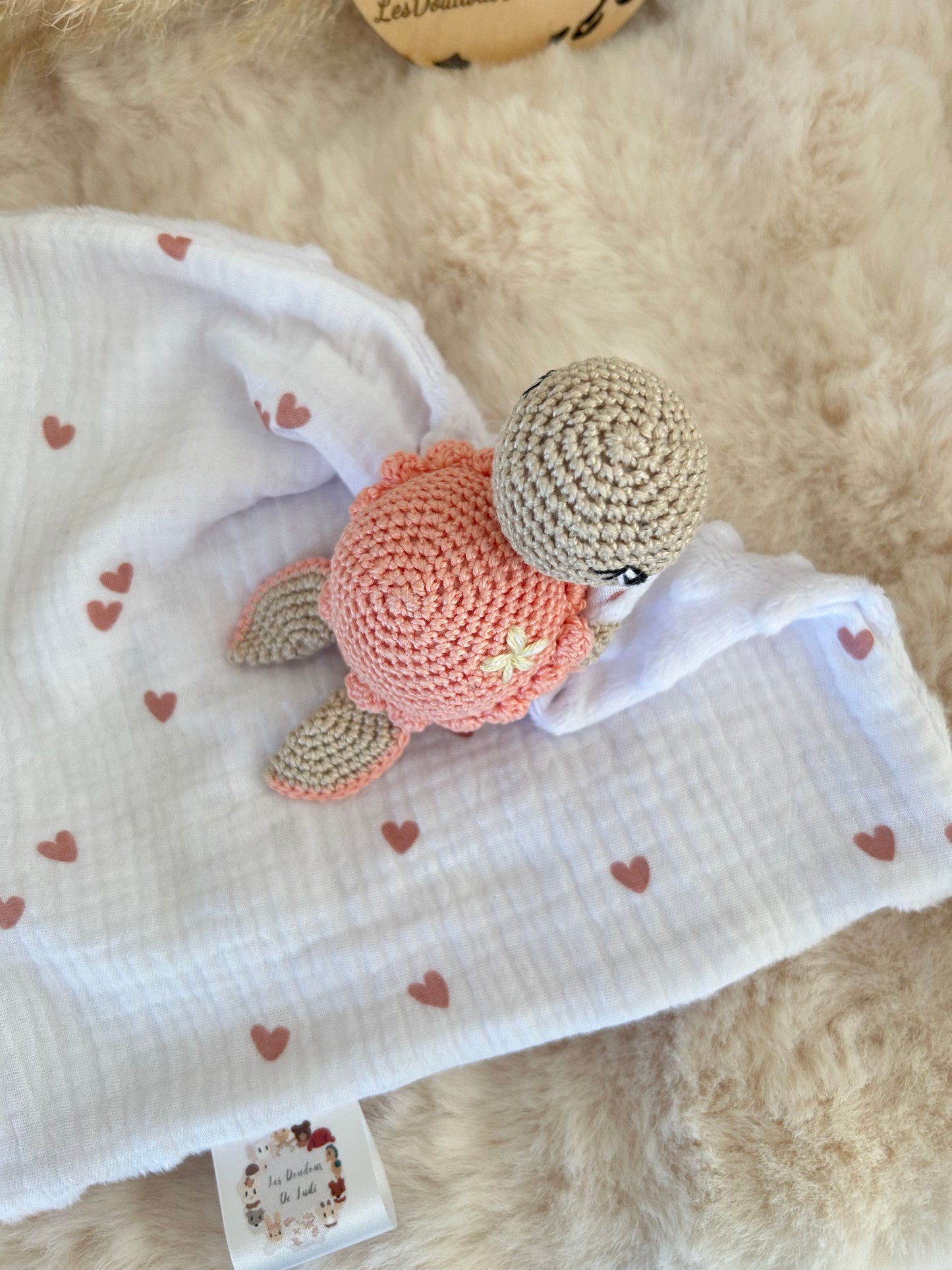 Lily La Tortue Rose Saumon-Sable Tissu petit cœur
