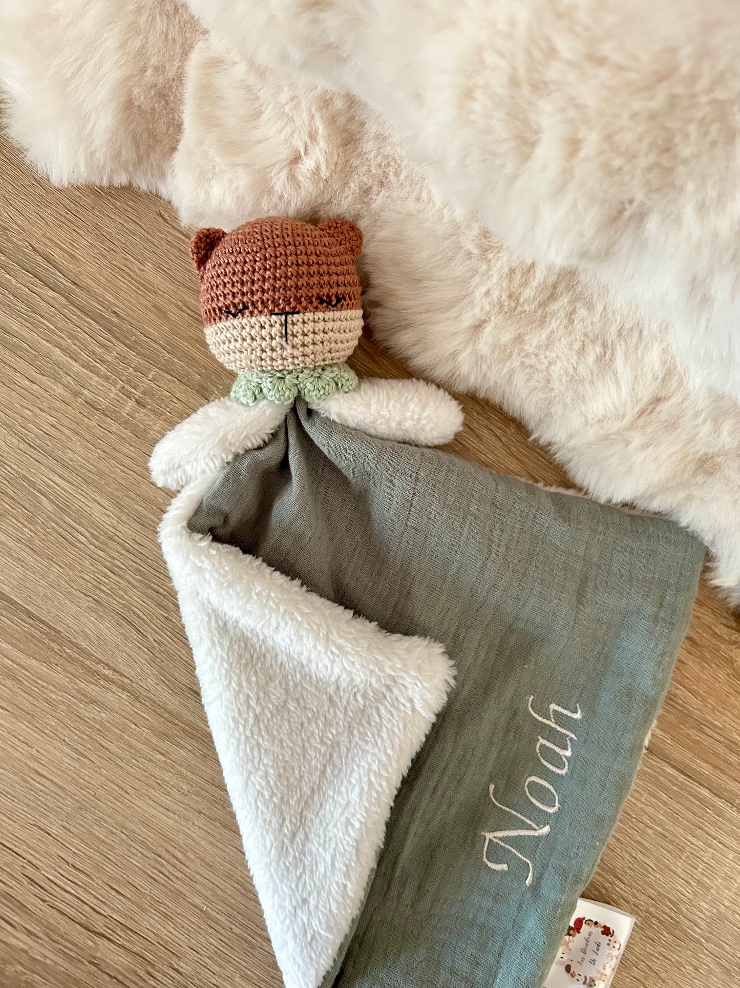 Lou la Loutre Vert d’eau avec lange petit bras