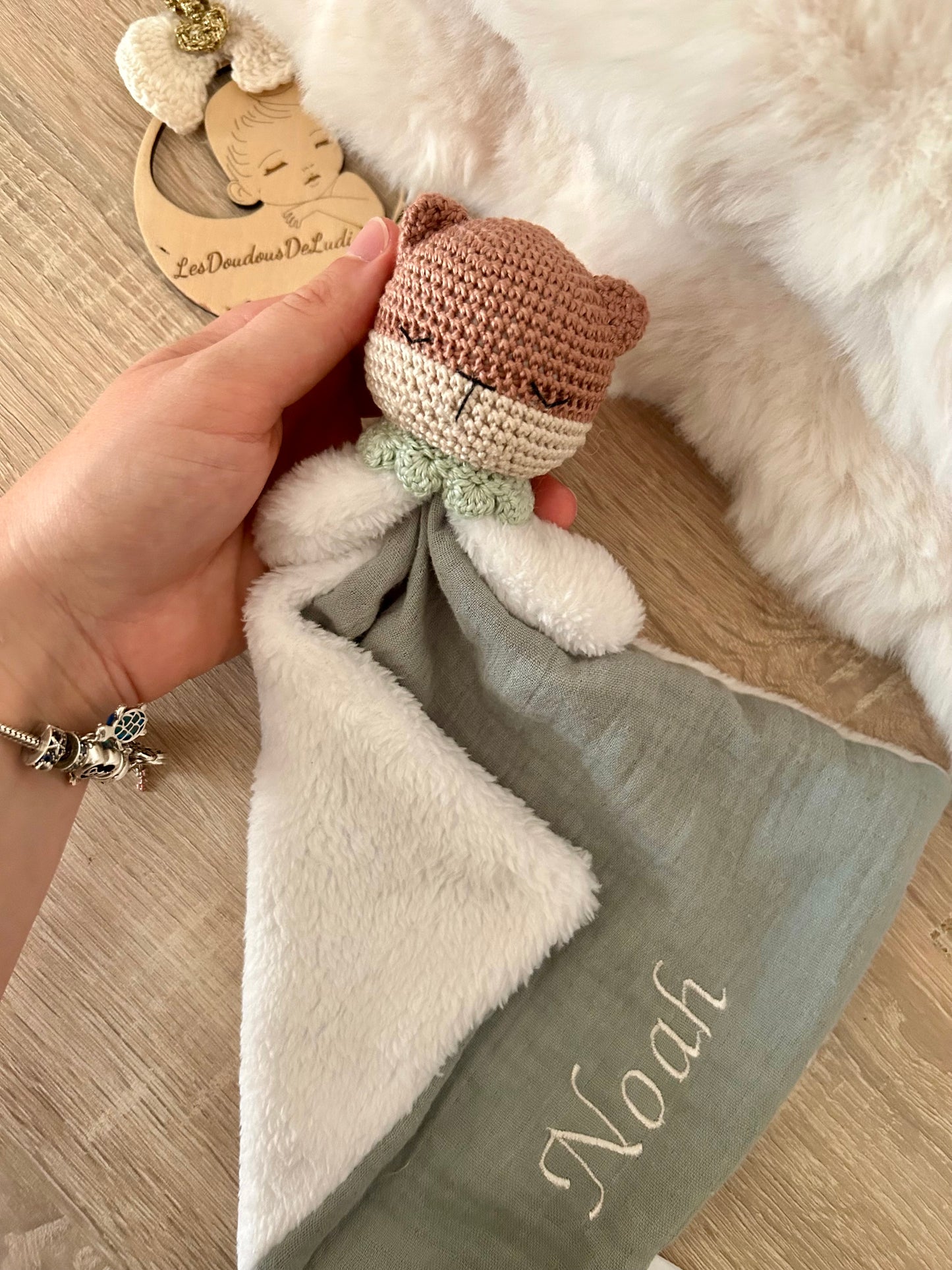 Lou la Loutre Vert d’eau avec lange petit bras